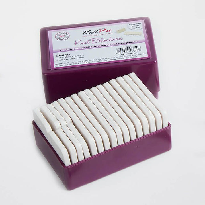 Kammnadeln mit Befestigungslöchern sortiert