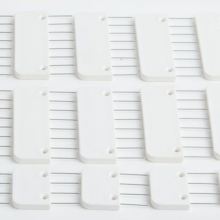 Kammnadeln mit Befestigungslöchern sortiert